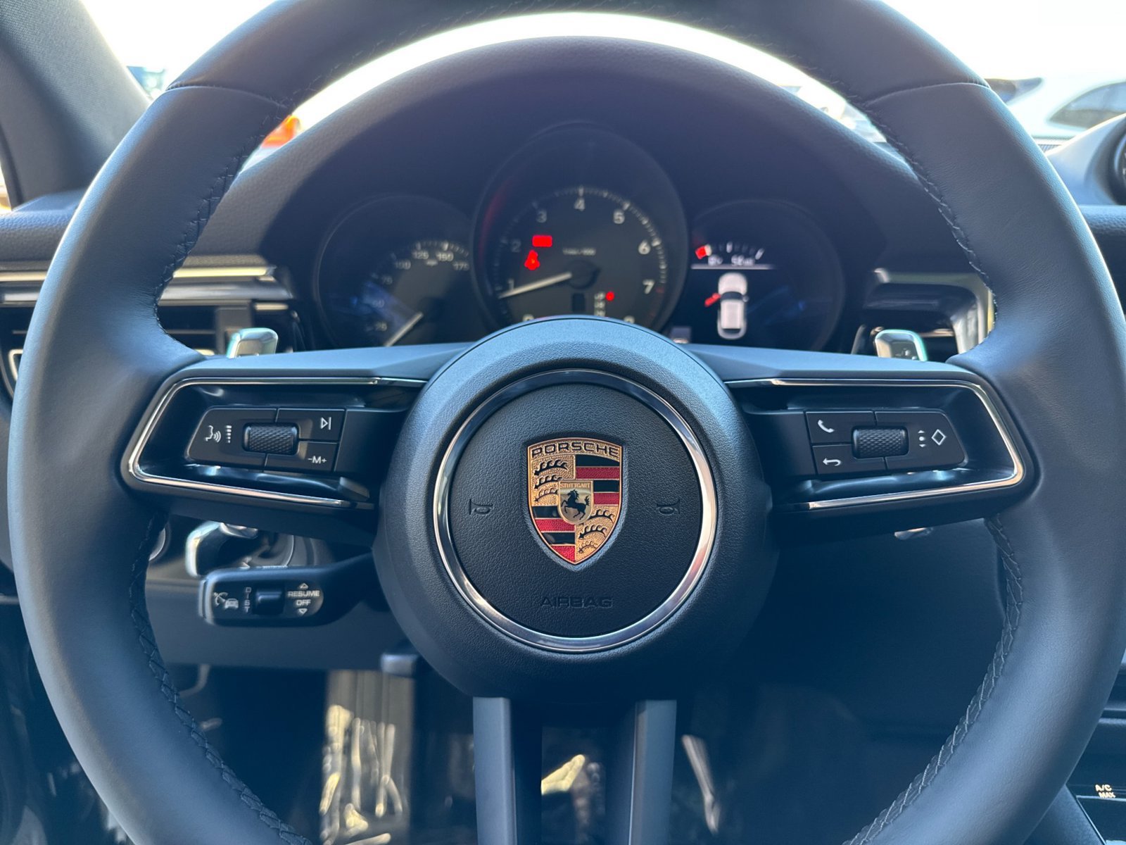 Certified 2025 Porsche Macan AWD/4WD image 28