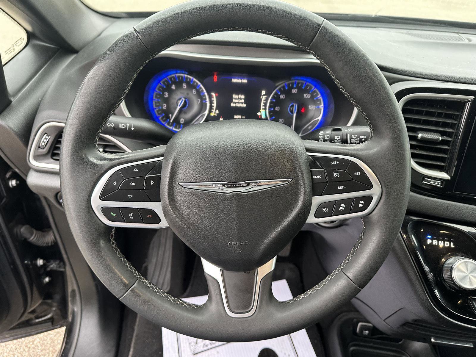 Used 2025 Chrysler Pacifica Select image 21