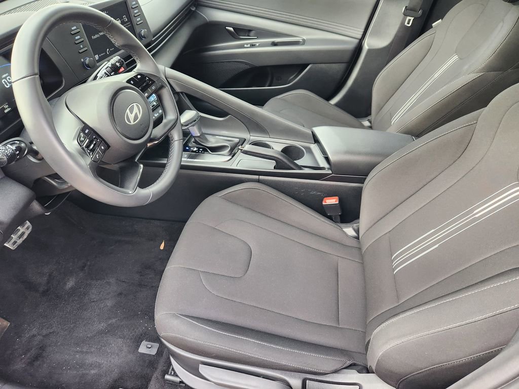 Used 2025 Hyundai Elantra Sport image 12