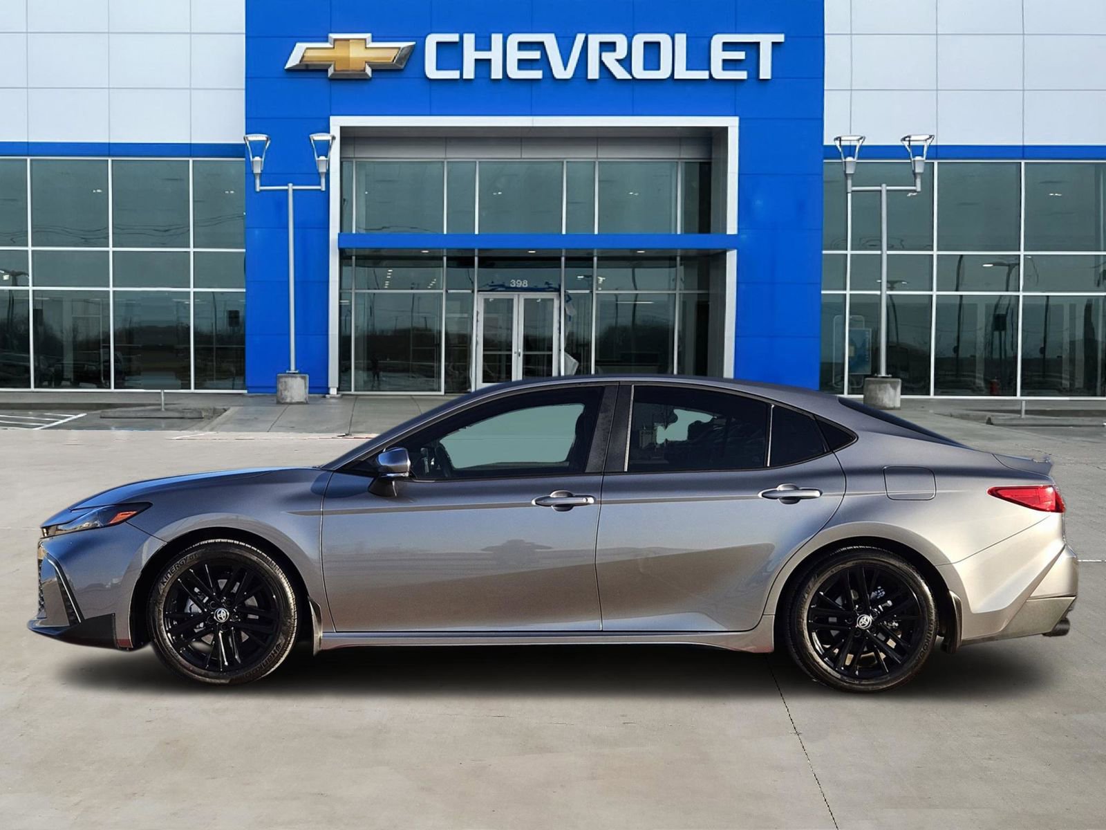 Used 2025 Toyota Camry SE w/ Convenience Package image 3