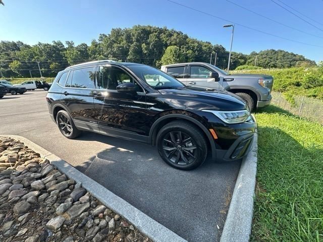Used 2024 Volkswagen Tiguan SE w/ Panoramic Sunroof Package AWD/4WD image 11