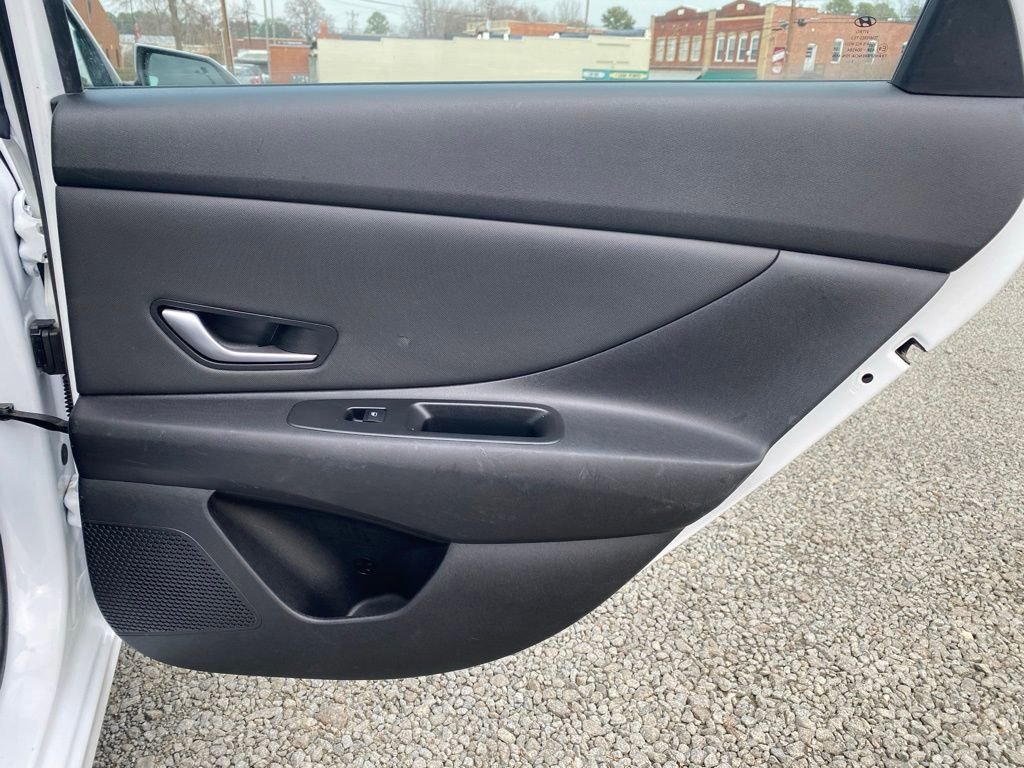 Used 2022 Hyundai Elantra SEL w/ Convenience Package image 17