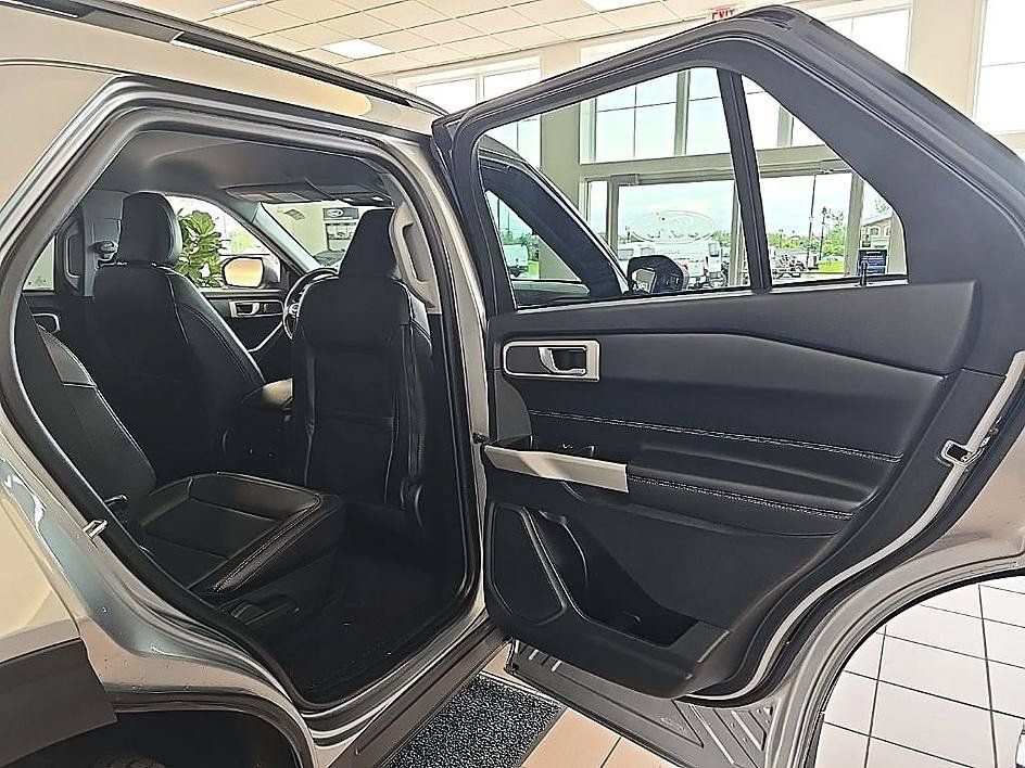 Used 2023 Ford Explorer XLT w/ Equipment Group 202A AWD/4WD image 34