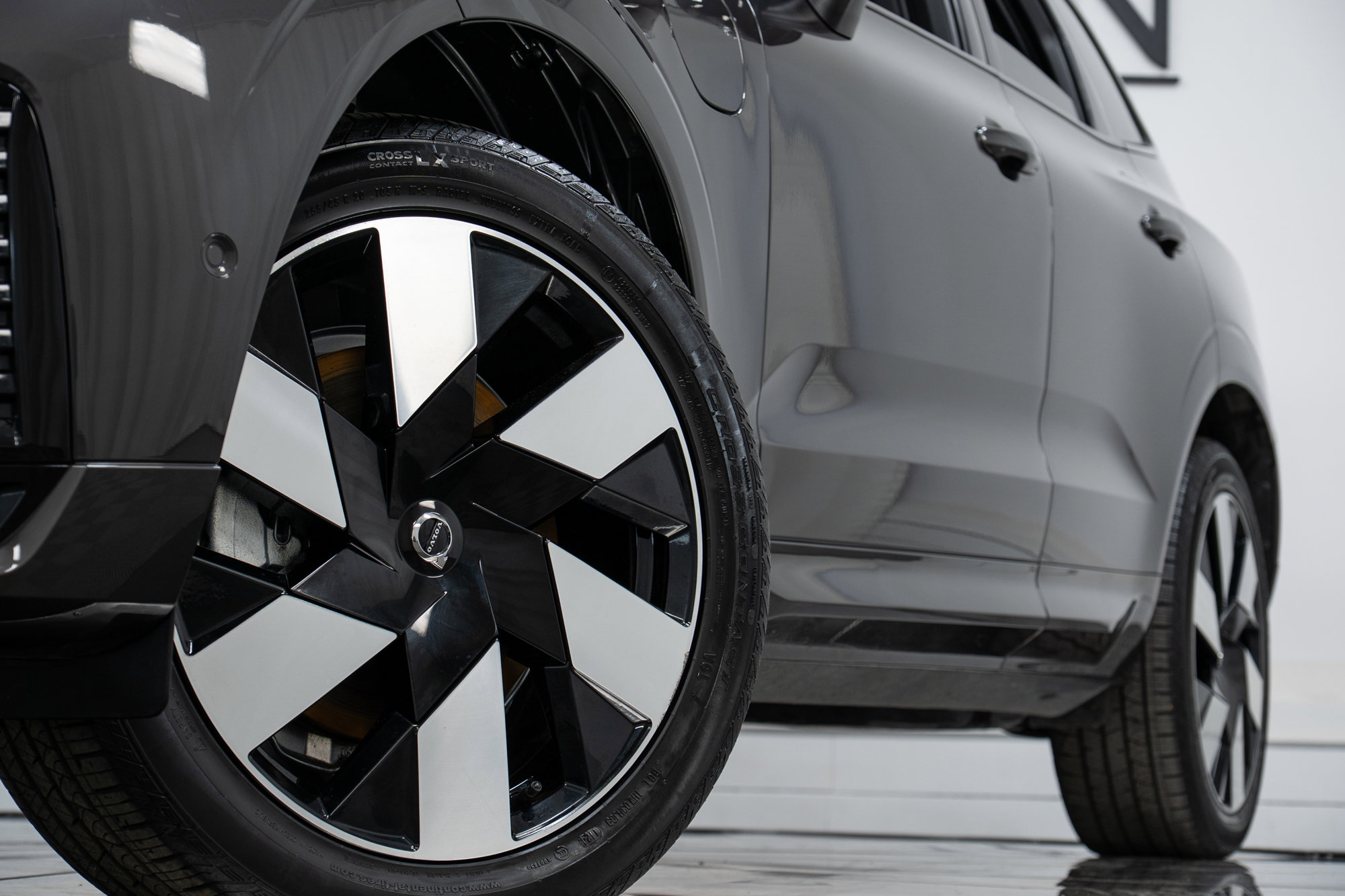 Used 2025 Volvo XC60 T8 Plus w/ Climate Package image 27