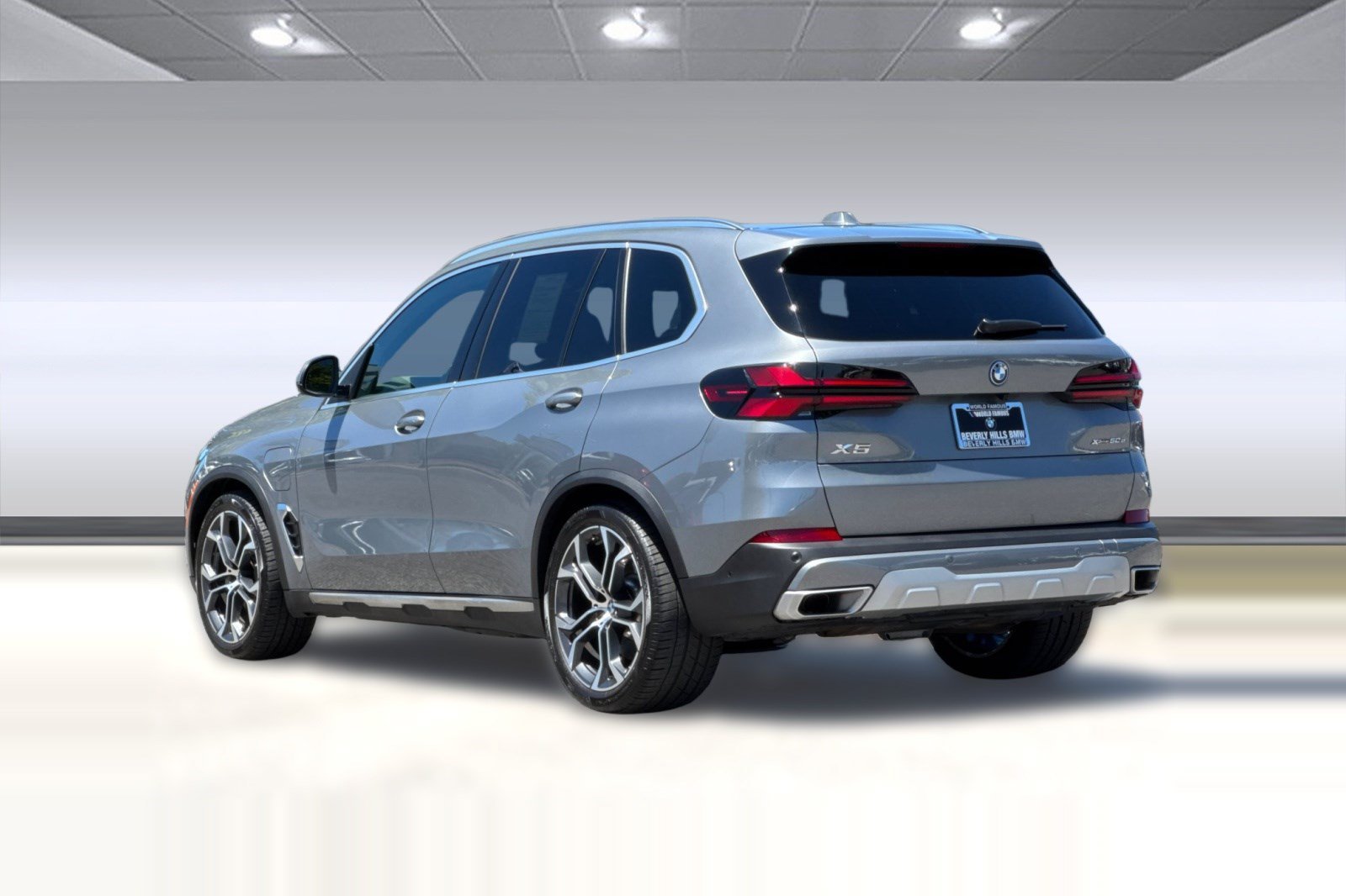 Used 2026 BMW X5 xDrive50e w/ Climate Comfort Package AWD/4WD image 3
