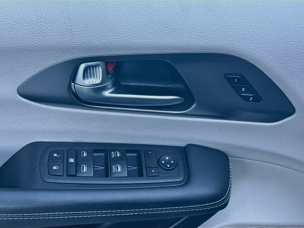 Used 2023 Chrysler Pacifica Touring-L FWD image 18