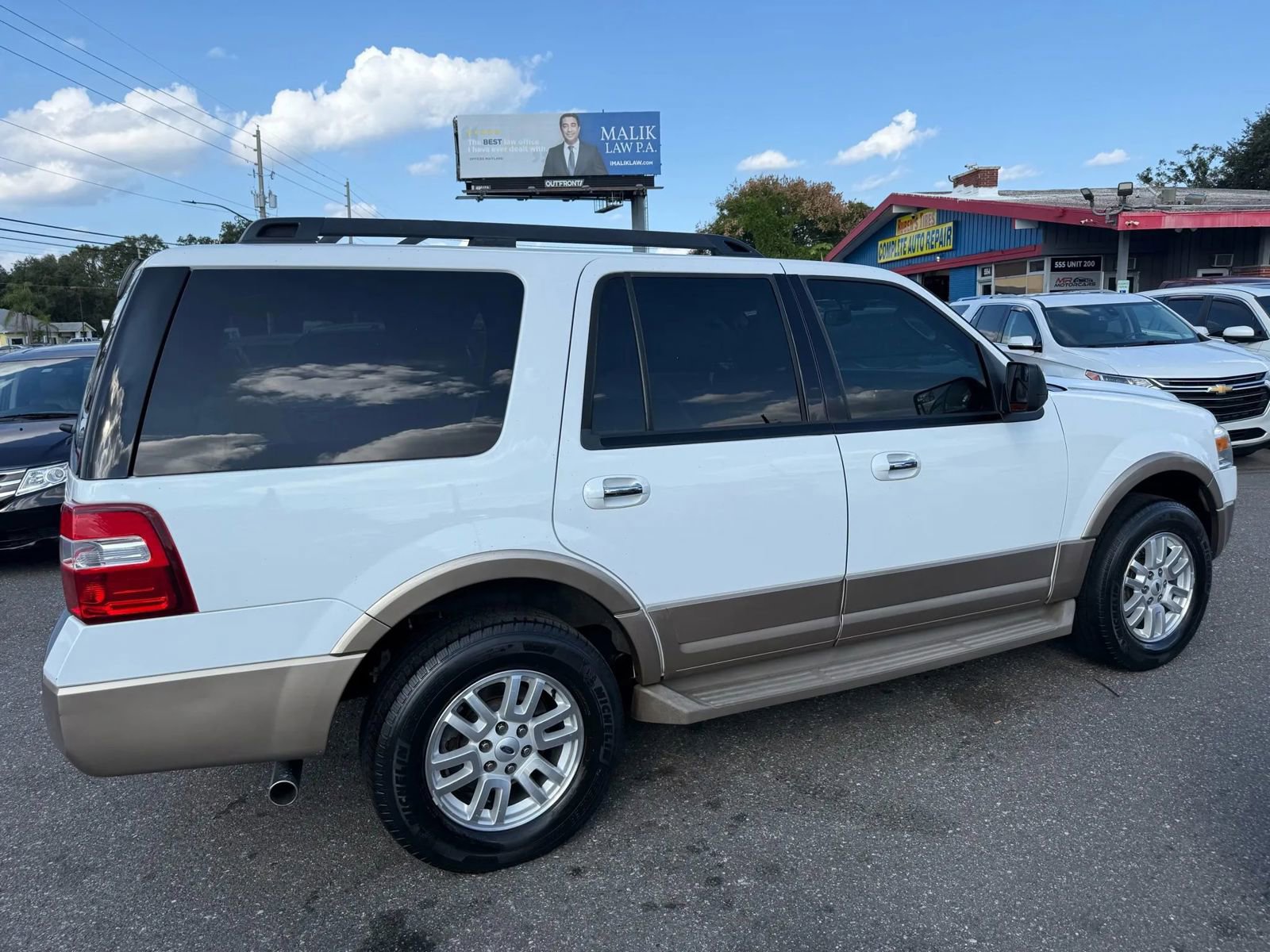 Used 2014 Ford Expedition XLT w/ Equipment Group 202A AWD/4WD image 4