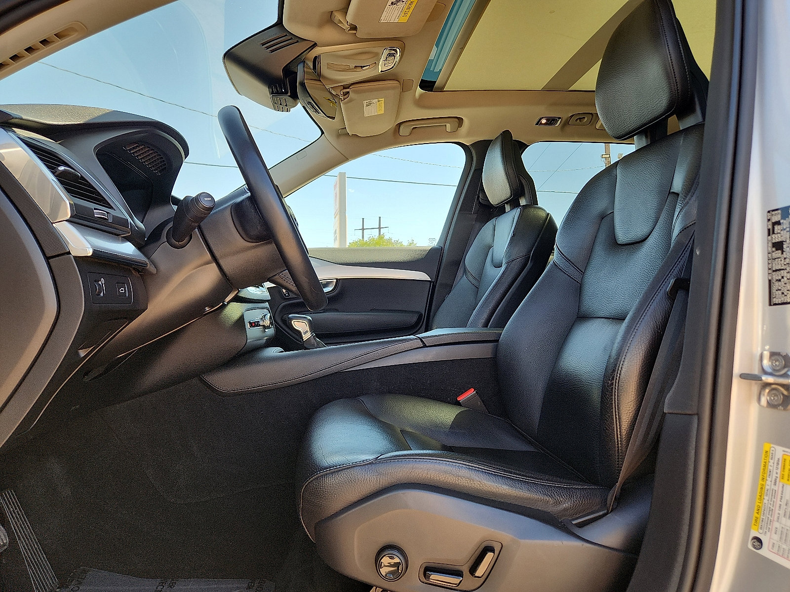 Used 2018 Volvo XC90 T5 Momentum w/ Convenience Package FWD image 12