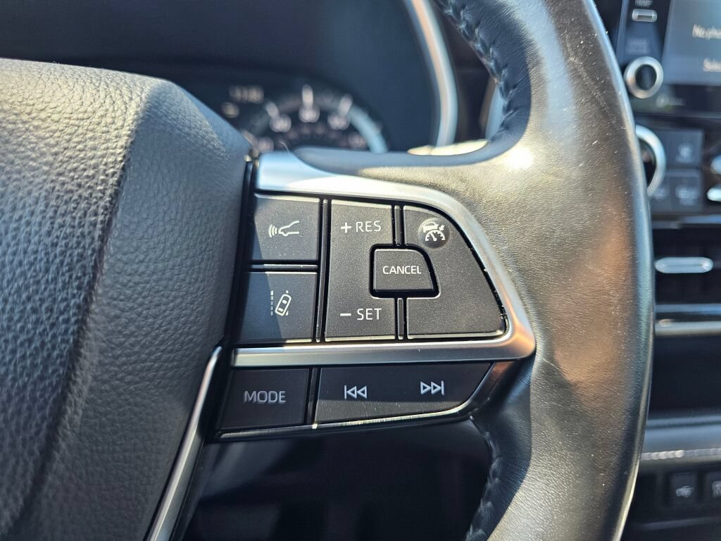 Used 2021 Toyota Highlander XLE AWD/4WD image 20