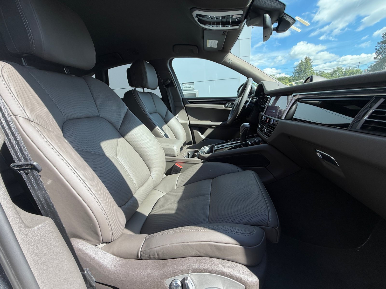 Used 2023 Porsche Macan AWD/4WD image 22