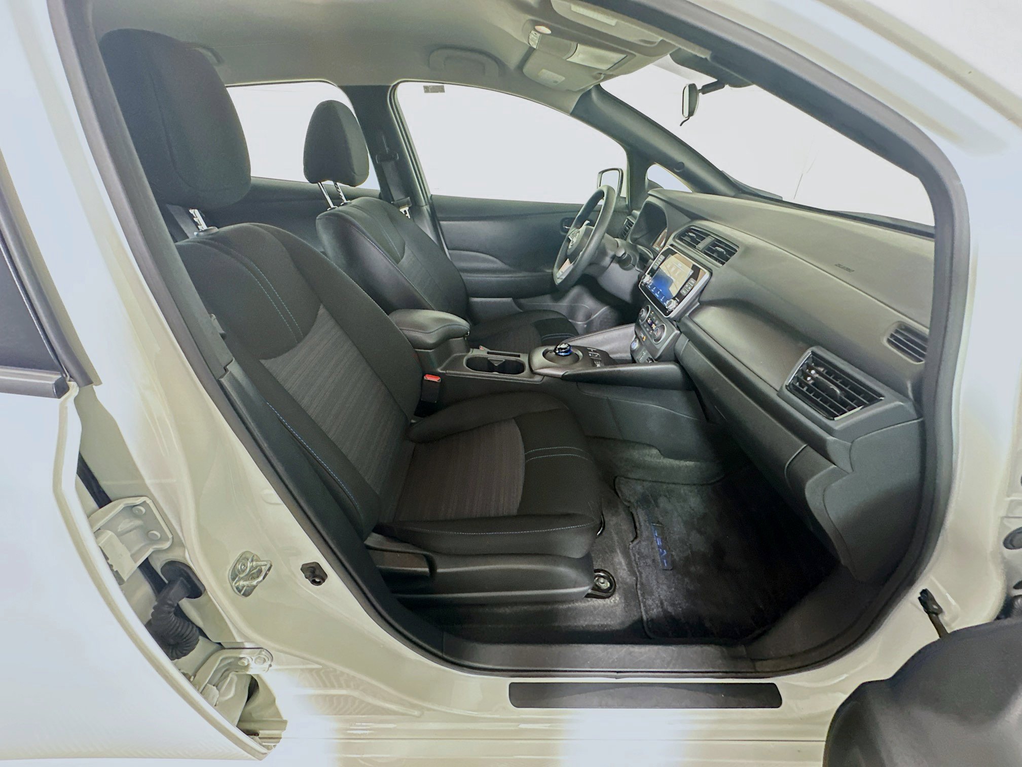 Used 2025 Nissan Leaf S image 31