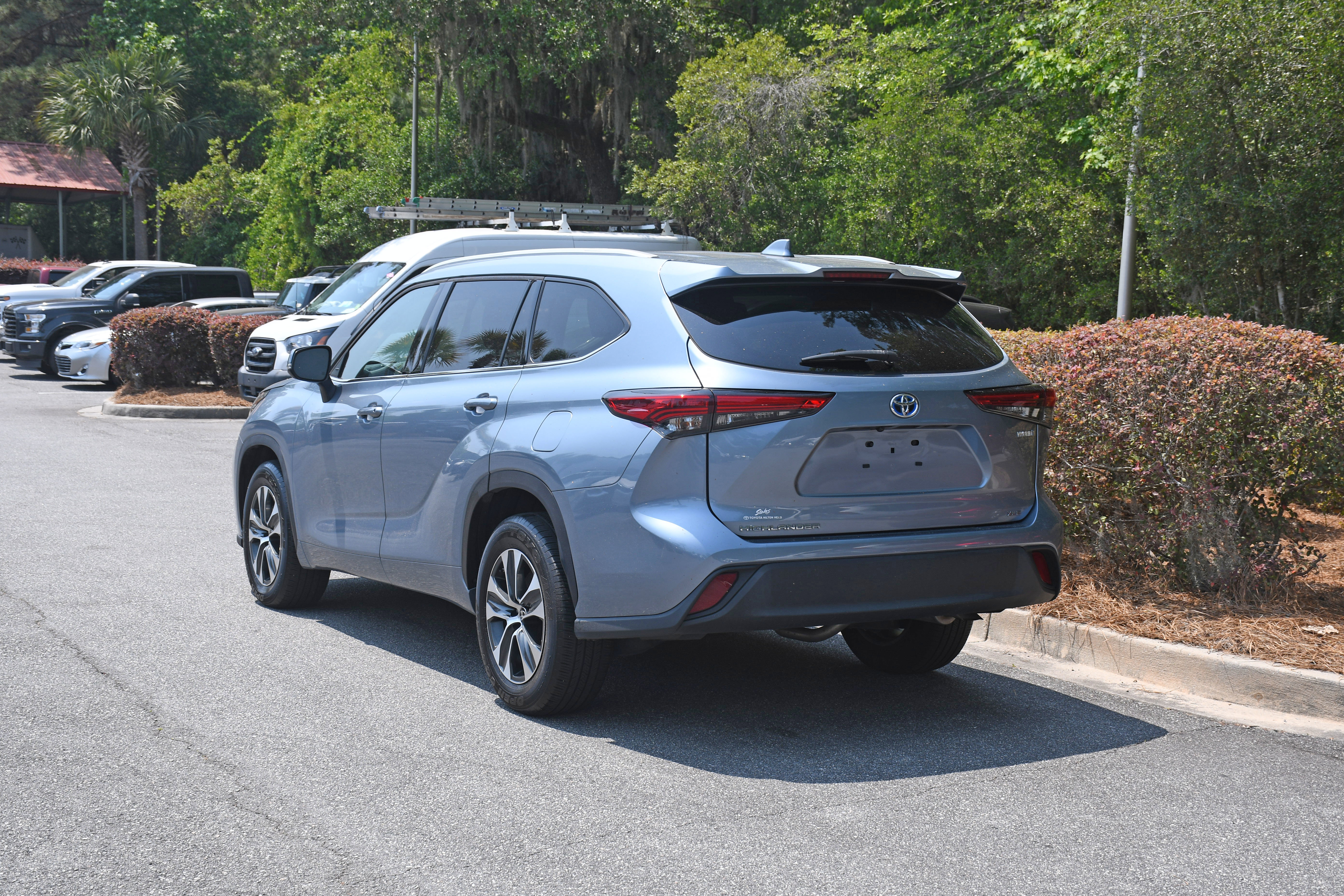 Used 2022 Toyota Highlander XLE FWD image 3