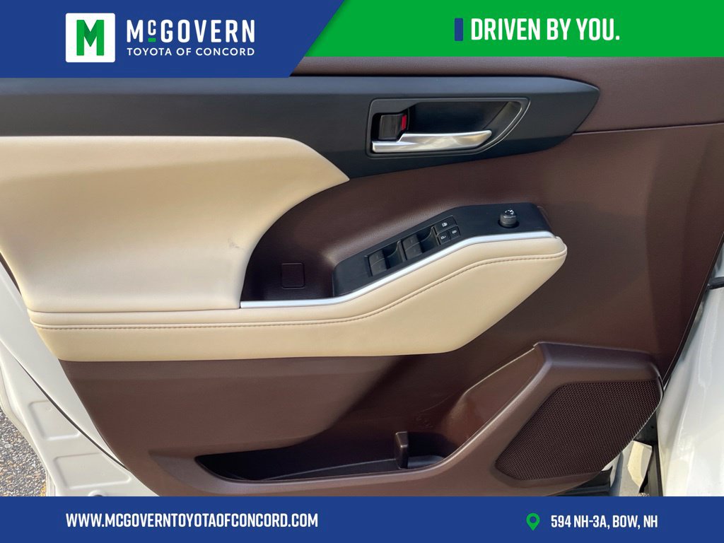 Used 2021 Toyota Highlander XLE AWD/4WD image 13