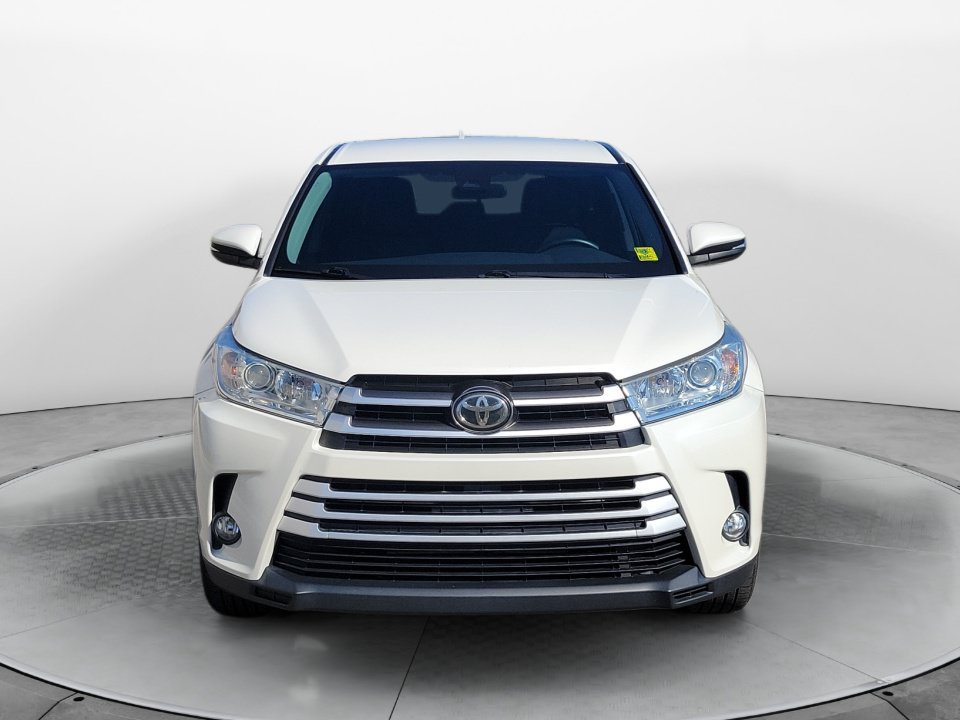 Used 2019 Toyota Highlander Plus FWD image 2
