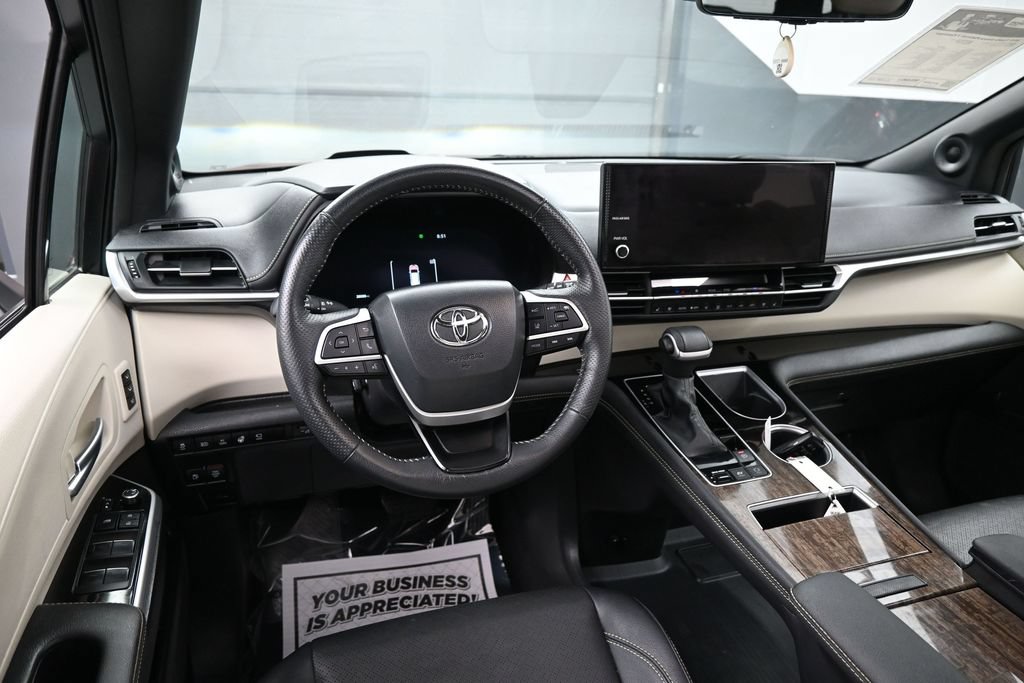 Used 2025 Toyota Sienna Platinum AWD/4WD image 20