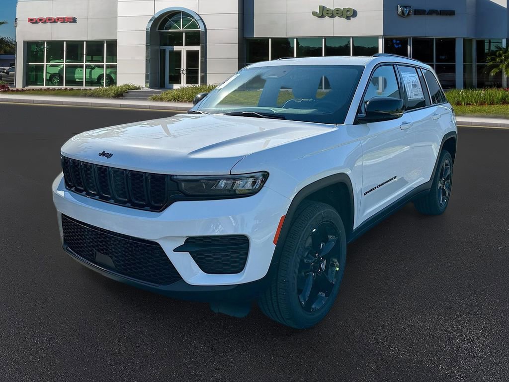 Used 2025 Jeep Grand Cherokee Laredo RWD image 4