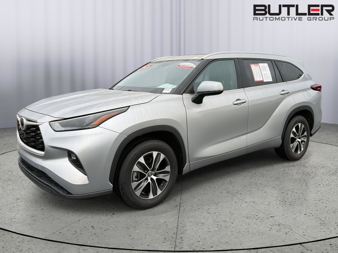 Certified 2025 Toyota Highlander XLE FWD image 1