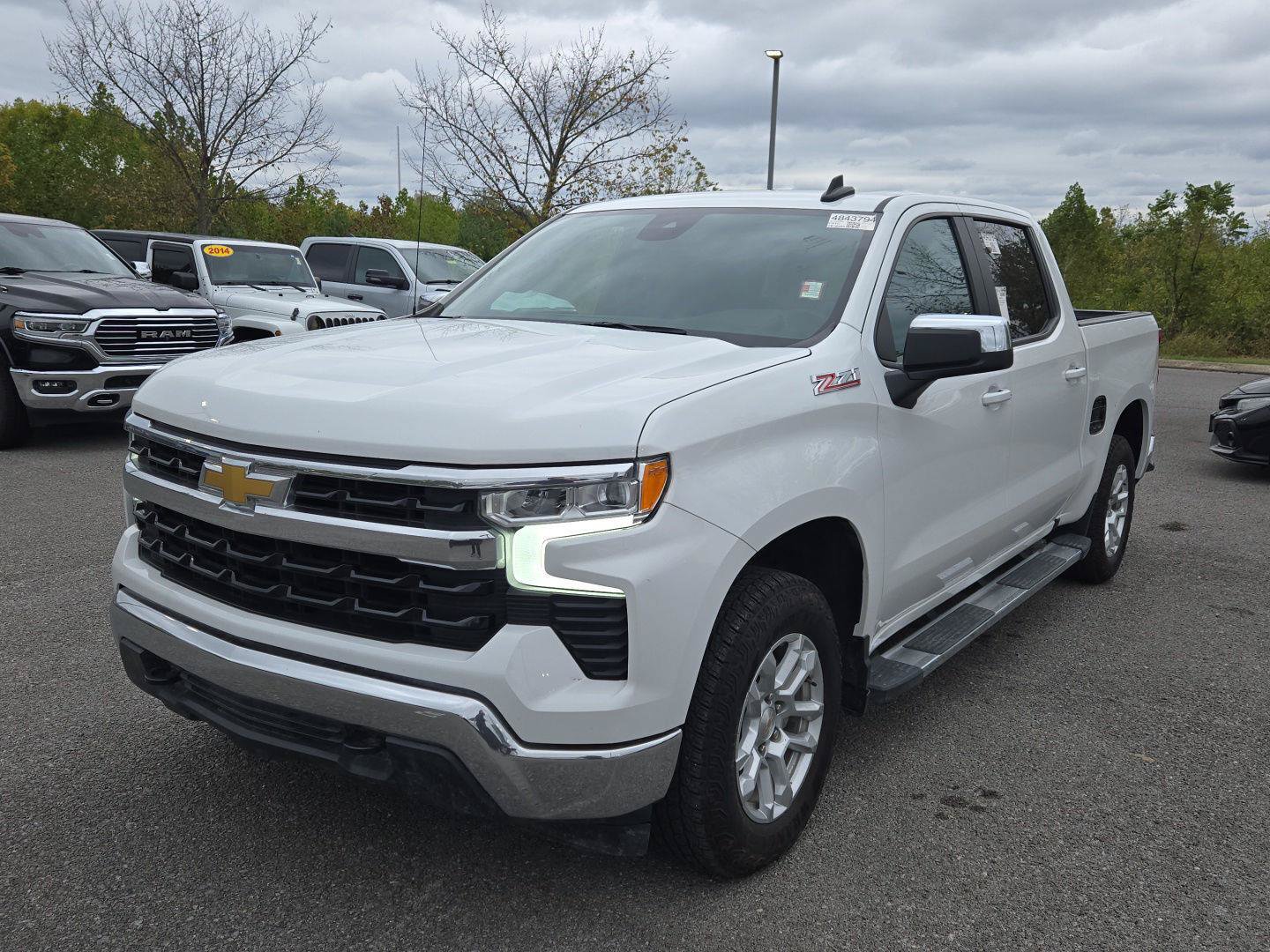 Used 2025 Chevrolet Silverado 1500 LT AWD/4WD image 3