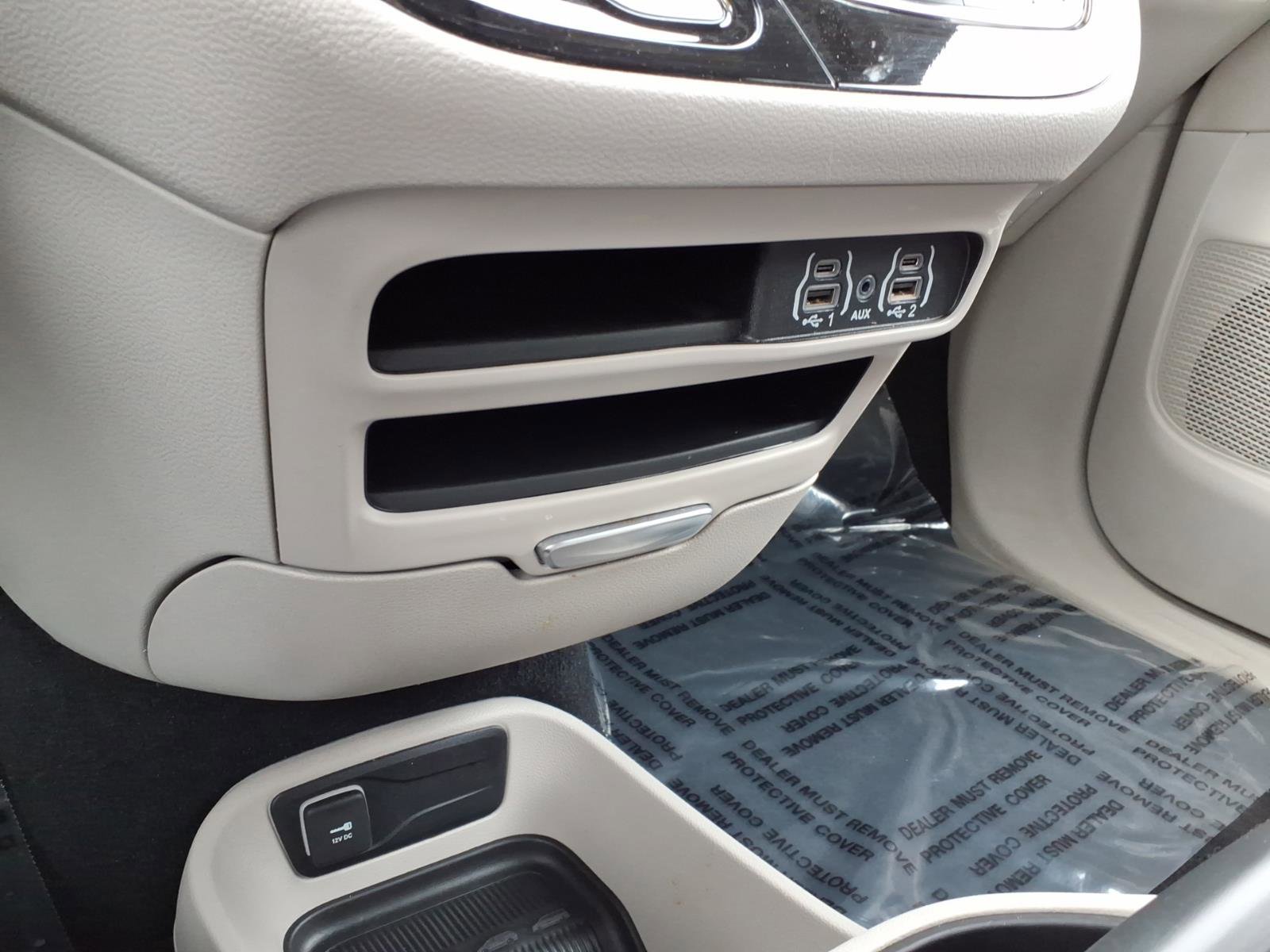 Used 2024 Chrysler Pacifica Touring-L image 21