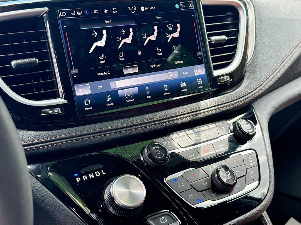 Used 2024 Chrysler Pacifica Pinnacle FWD image 18