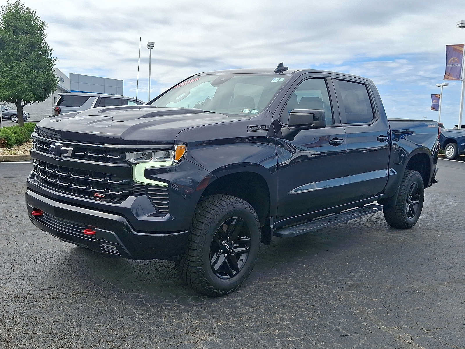 Used 2023 Chevrolet Silverado 1500 LT Trail Boss w/ LPO, Dark Essentials Package AWD/4WD image 3