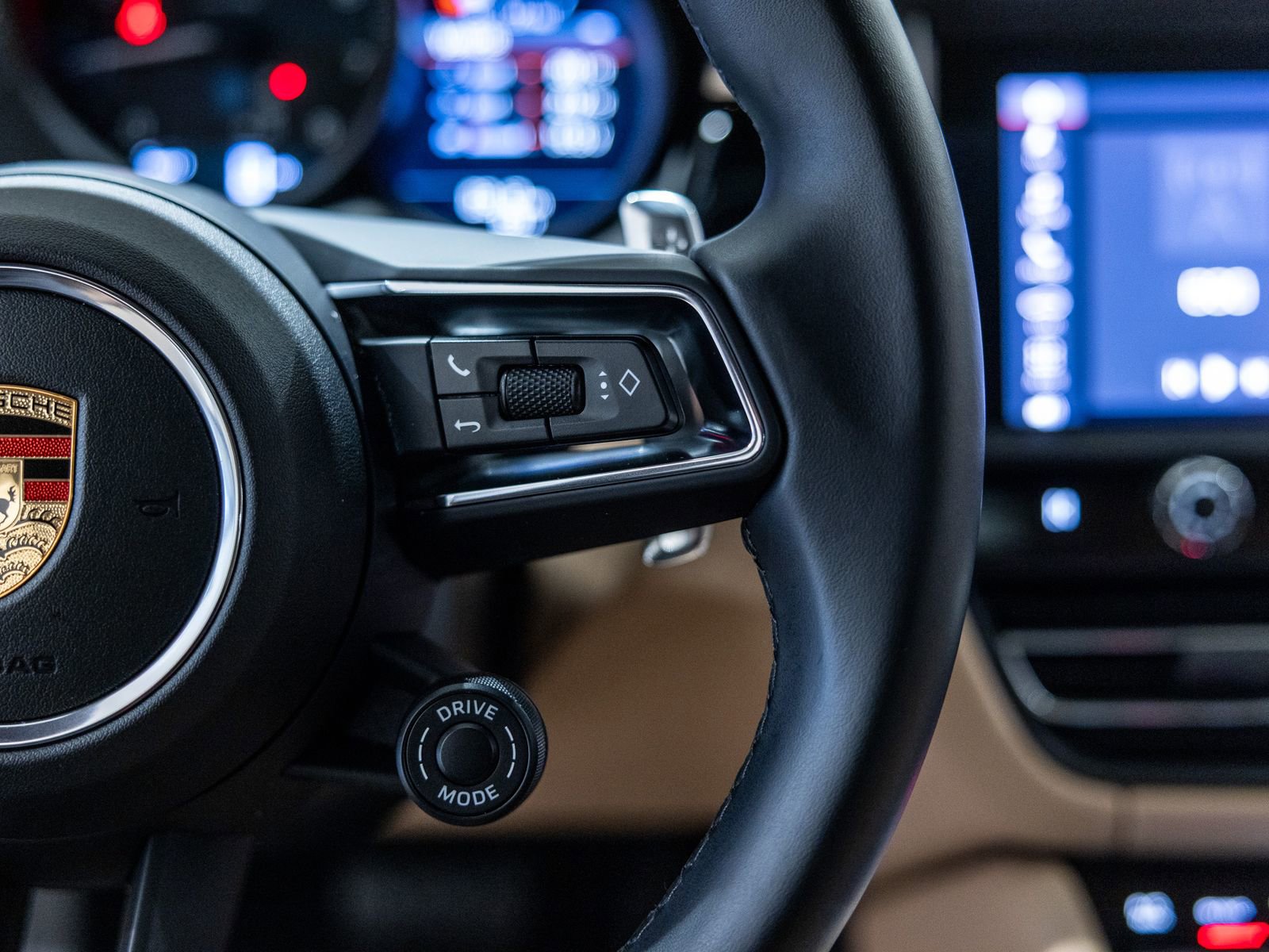 Certified 2024 Porsche Macan AWD/4WD image 47