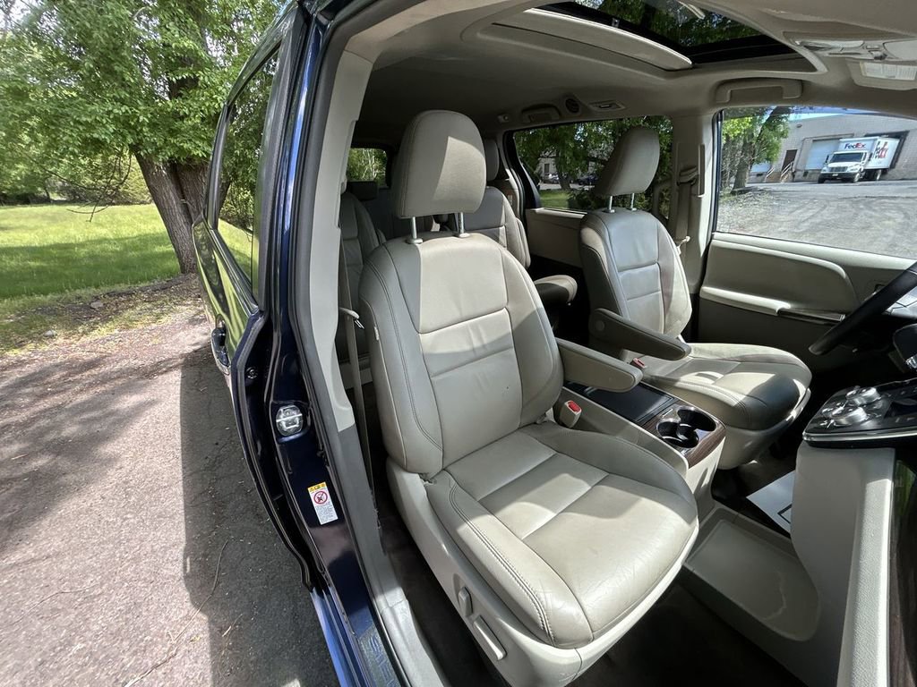 Used 2018 Toyota Sienna XLE FWD image 26