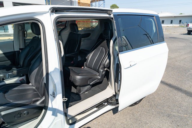 Used 2024 Chrysler Pacifica Touring-L FWD image 13