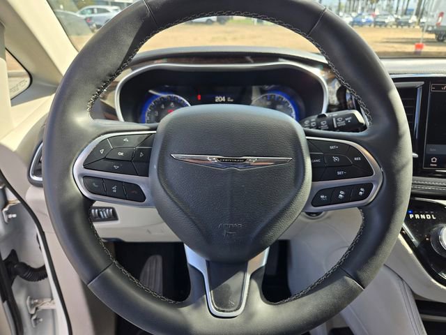 Used 2023 Chrysler Pacifica Limited image 24