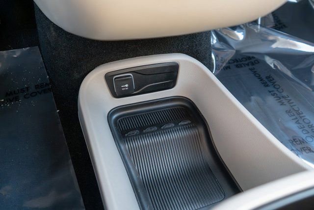 Used 2023 Chrysler Pacifica Touring-L w/ Uconnect Theater Family Group image 32