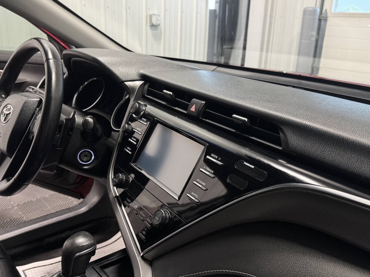 Used 2018 Toyota Camry SE FWD image 18