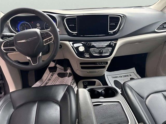 Used 2023 Chrysler Pacifica Touring-L image 12
