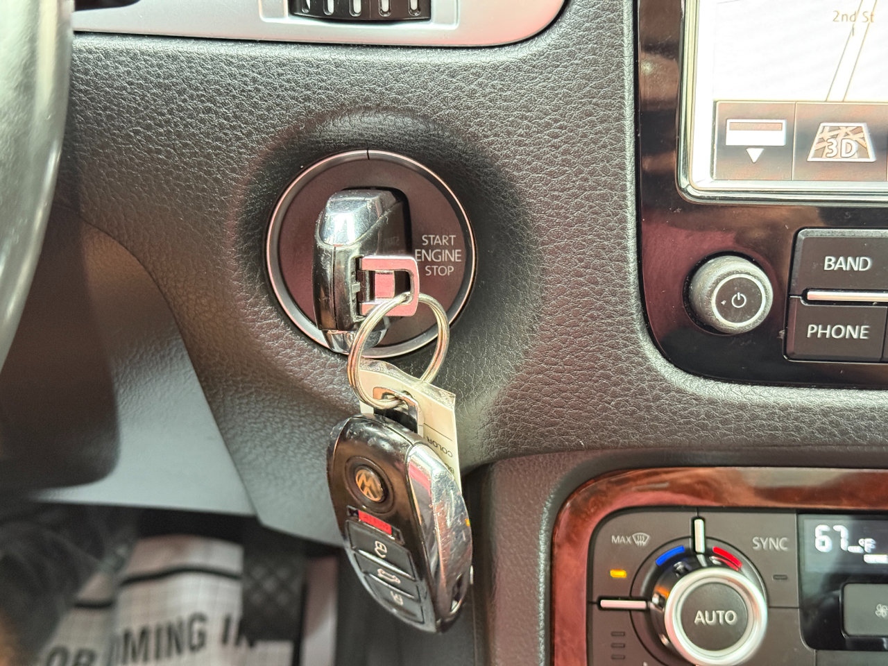 Used 2012 Volkswagen Touareg VR6 image 21