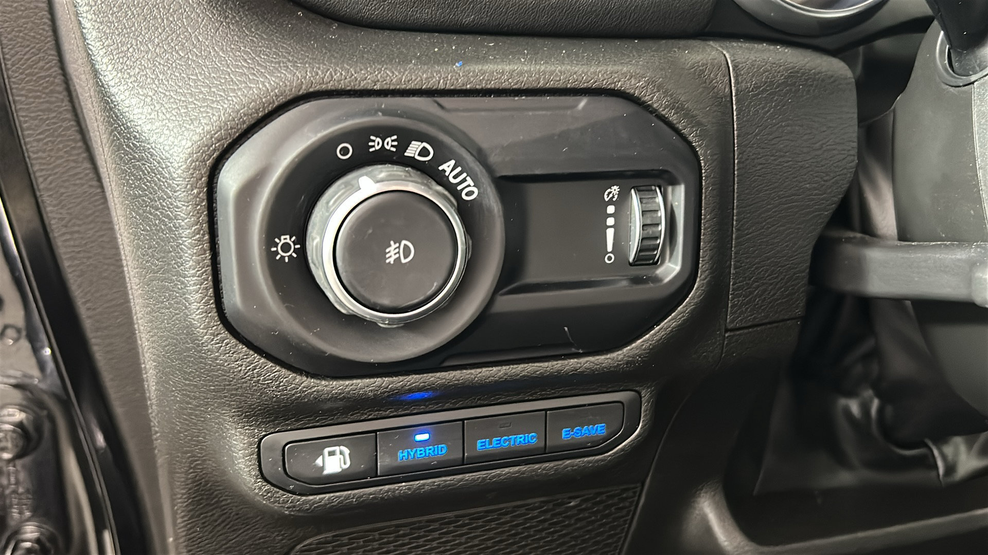 Used 2023 Jeep Wrangler Unlimited Sahara AWD/4WD image 23