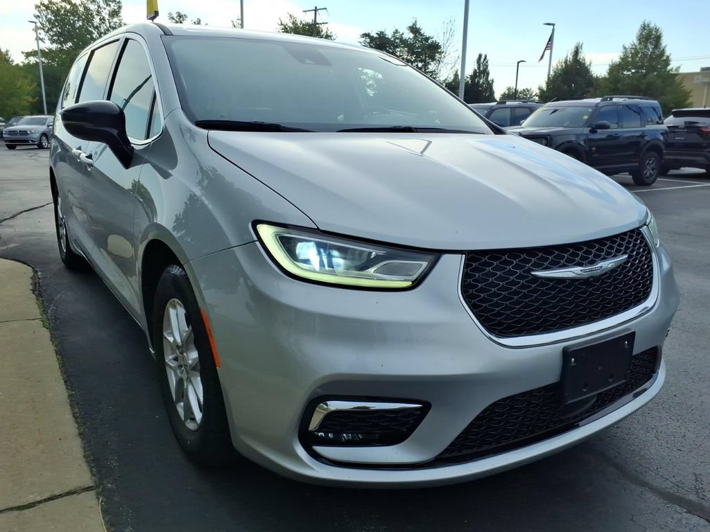Used 2024 Chrysler Pacifica Touring-L FWD image 3