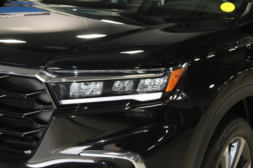 Used 2025 Honda Pilot Touring image 2