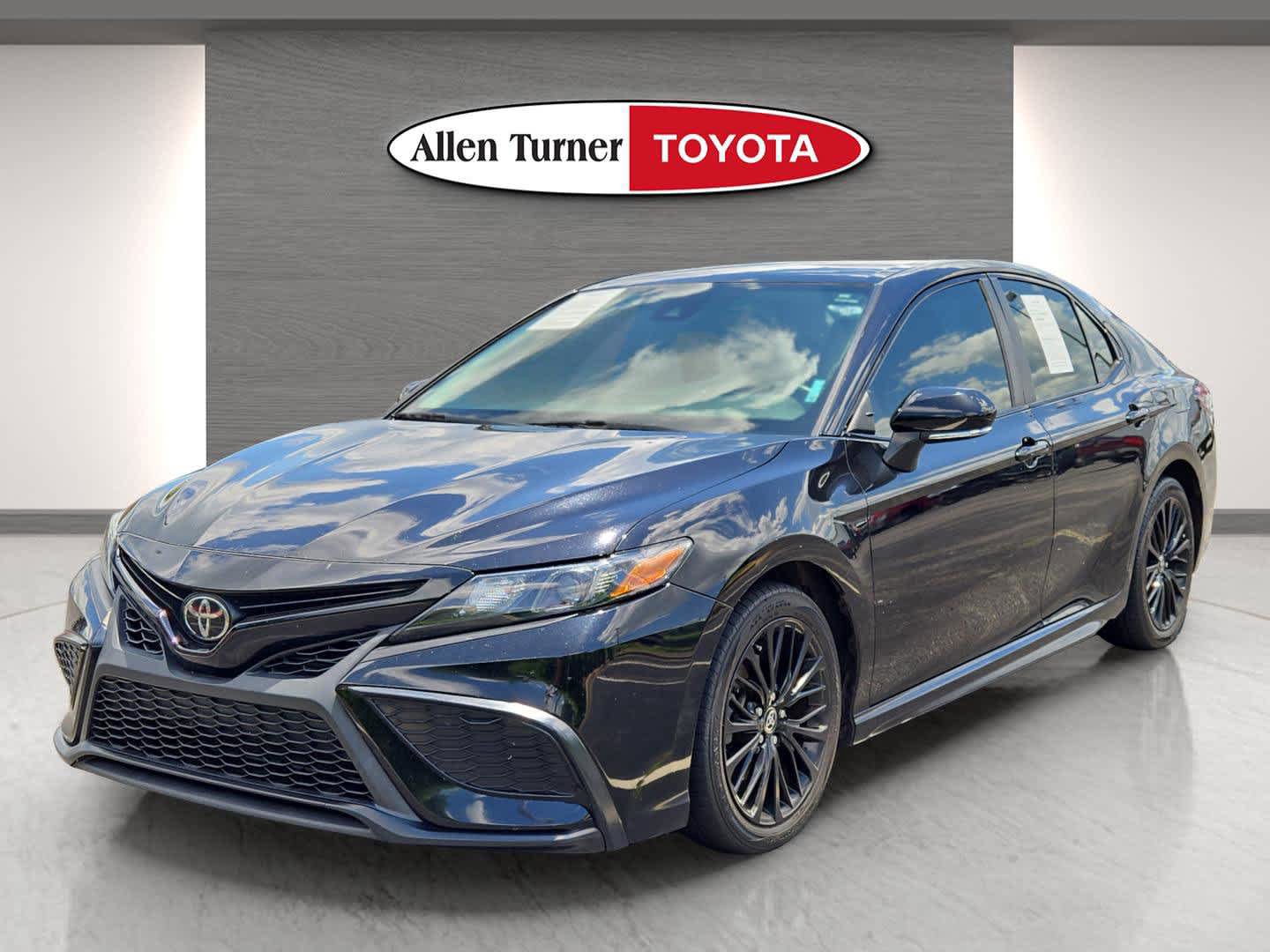 Used 2021 Toyota Camry SE w/ Convenience Package FWD image 3