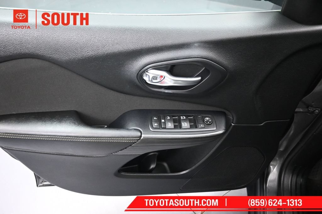Used 2017 Jeep Cherokee Latitude w/ Comfort & Sound Group FWD image 23