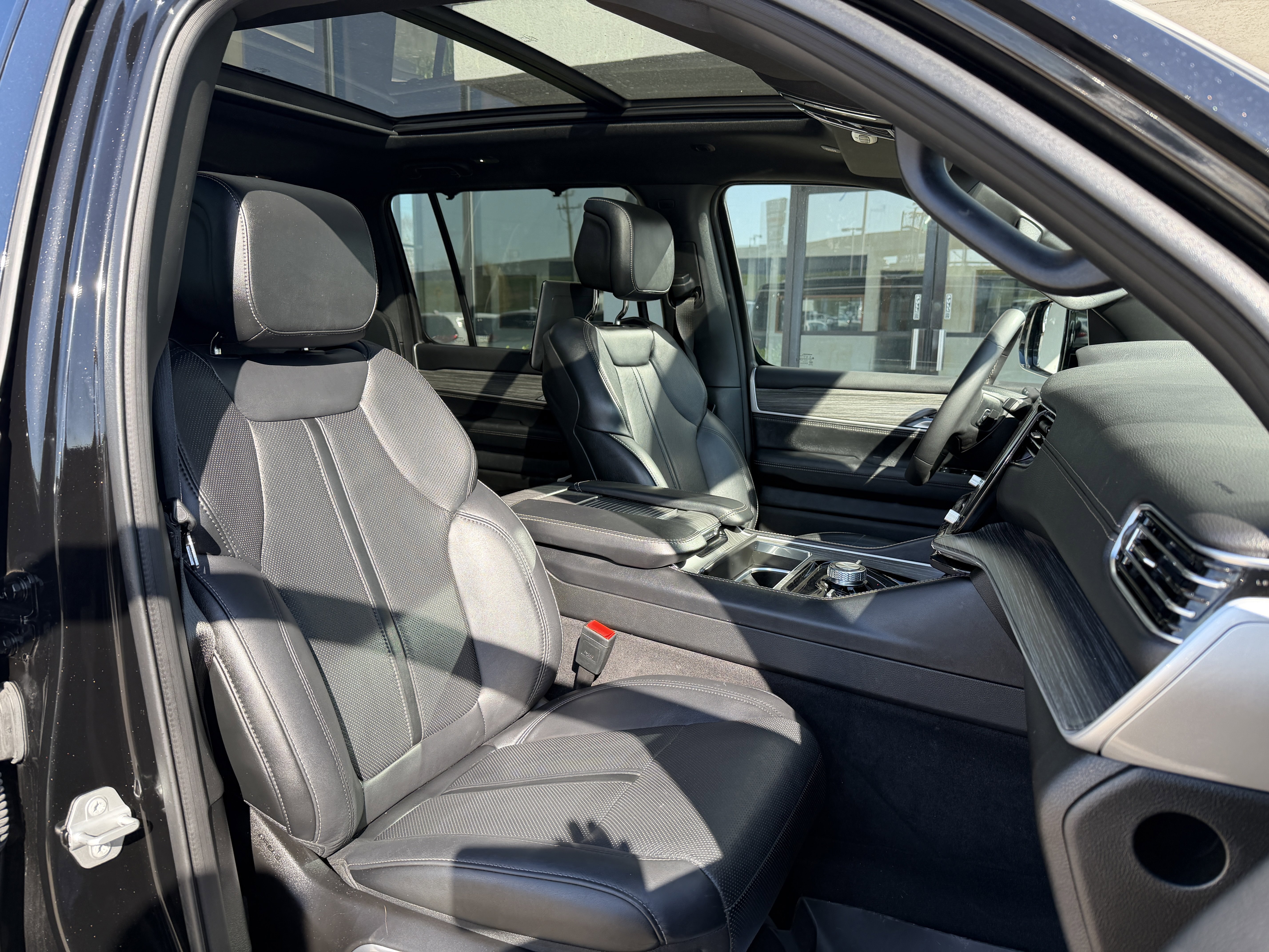 Used 2024 Jeep Wagoneer L Series III w/ Premium Group I image 22