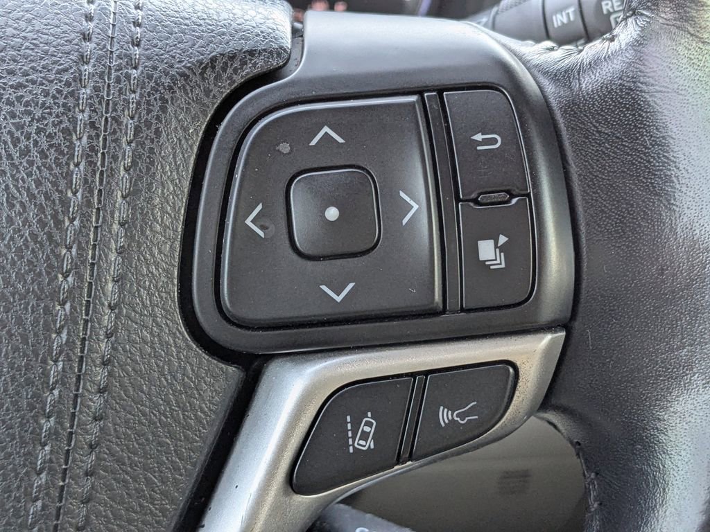 Used 2017 Toyota Highlander Limited image 30