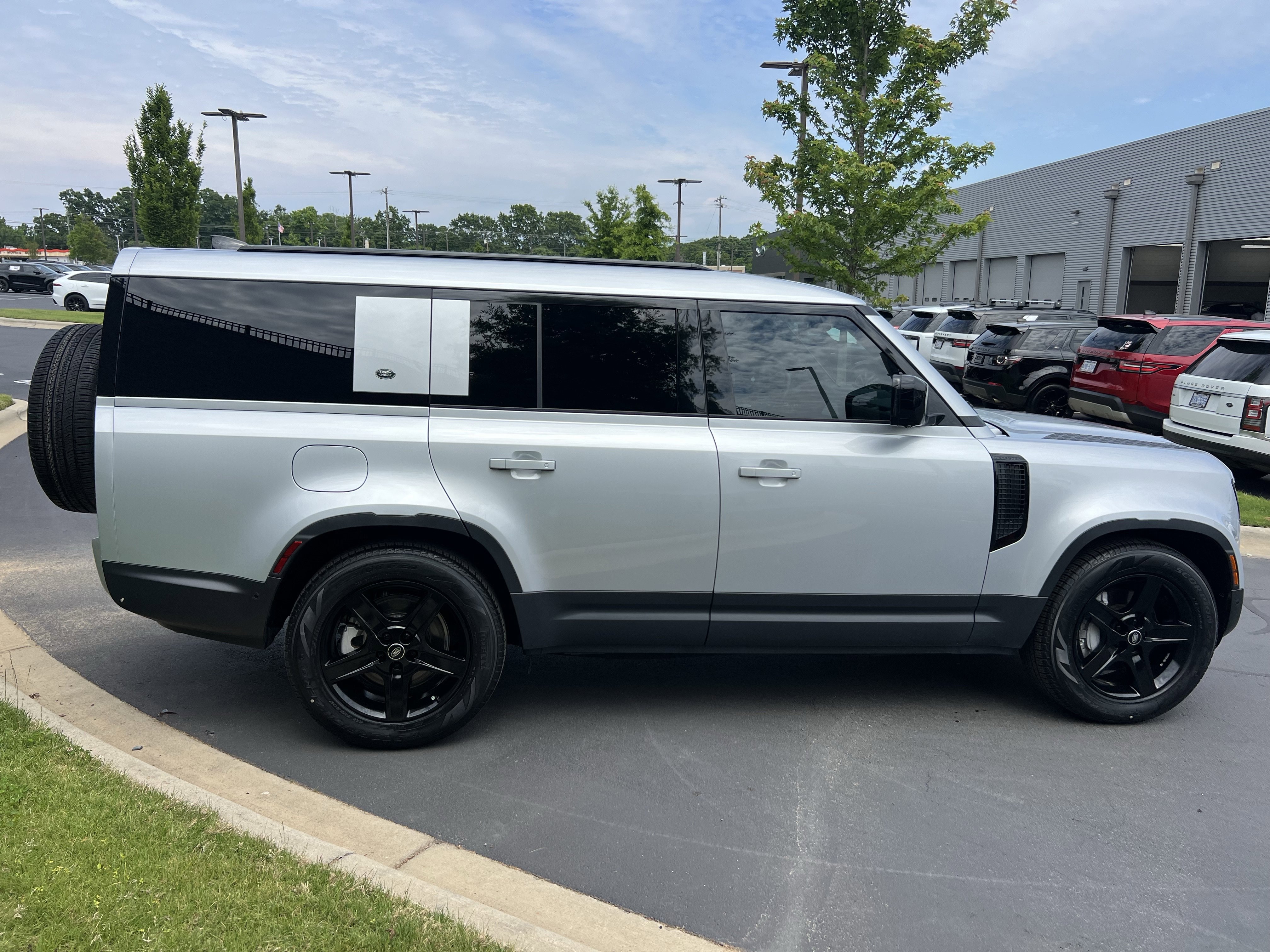 Used 2023 Land Rover Defender 130 SE AWD/4WD image 4