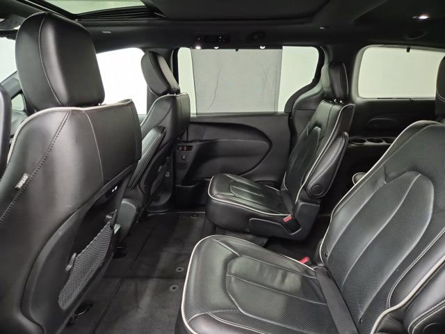 Used 2025 Chrysler Pacifica Limited FWD image 15