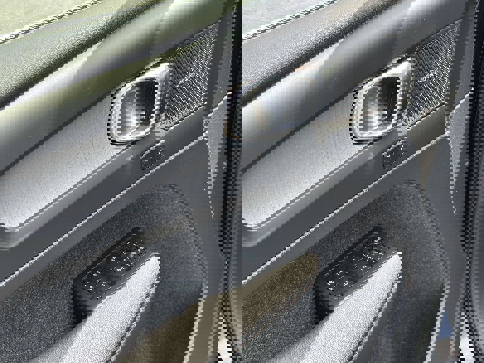 Certified 2025 Volvo XC40 B5 Ultra w/ Climate Package image 18