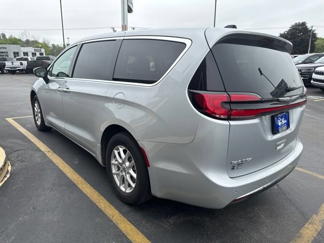 Used 2023 Chrysler Pacifica Touring-L FWD image 7
