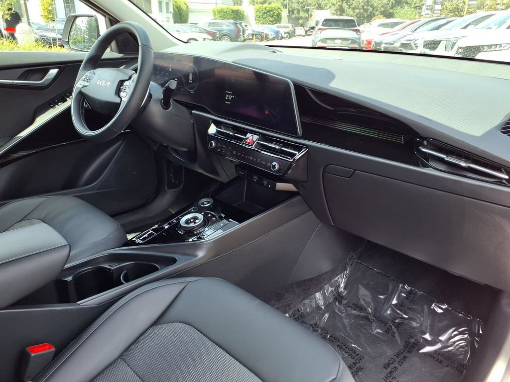 Certified 2024 Kia Niro Wind FWD image 12