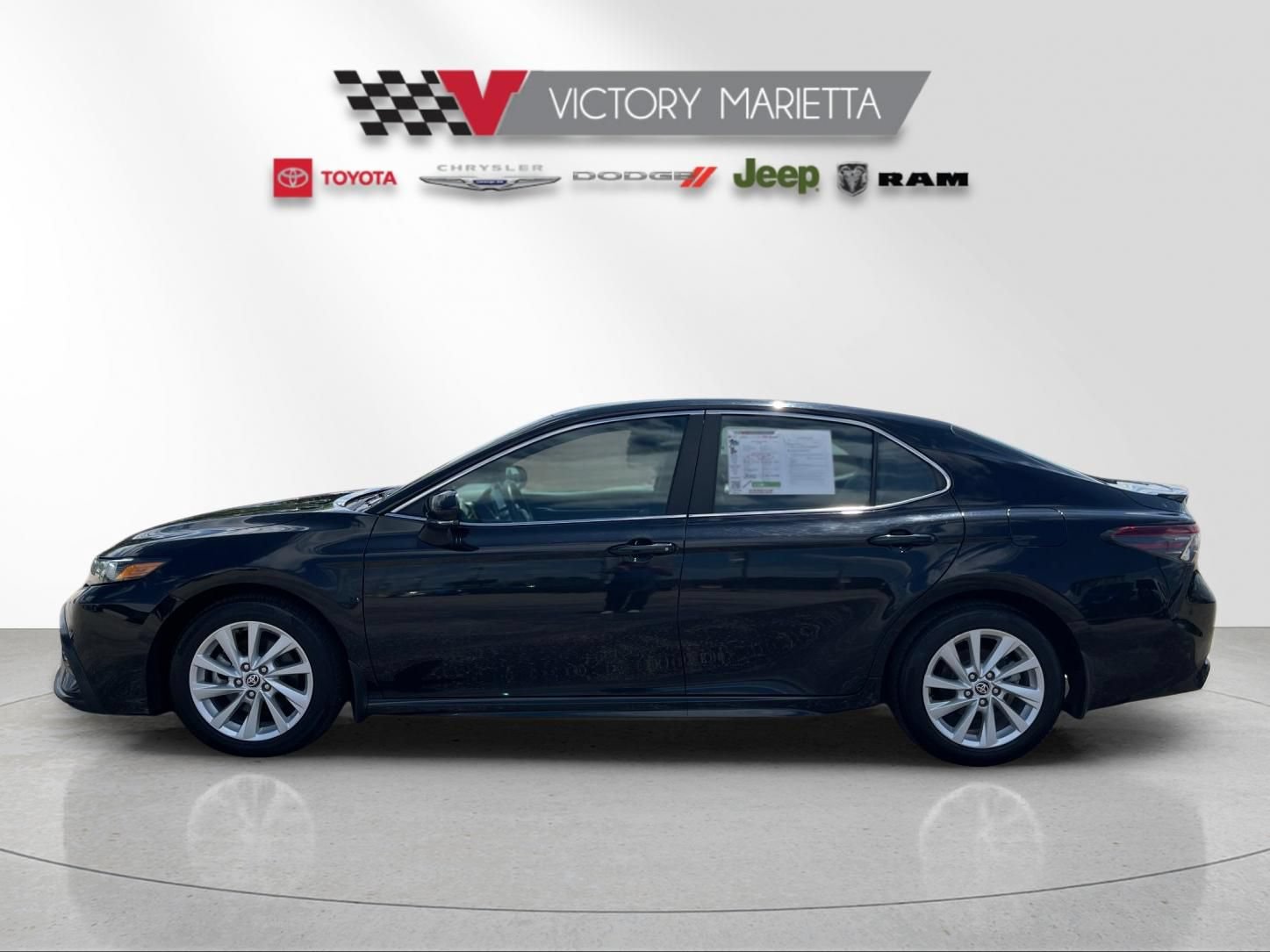 Used 2023 Toyota Camry SE FWD image 2