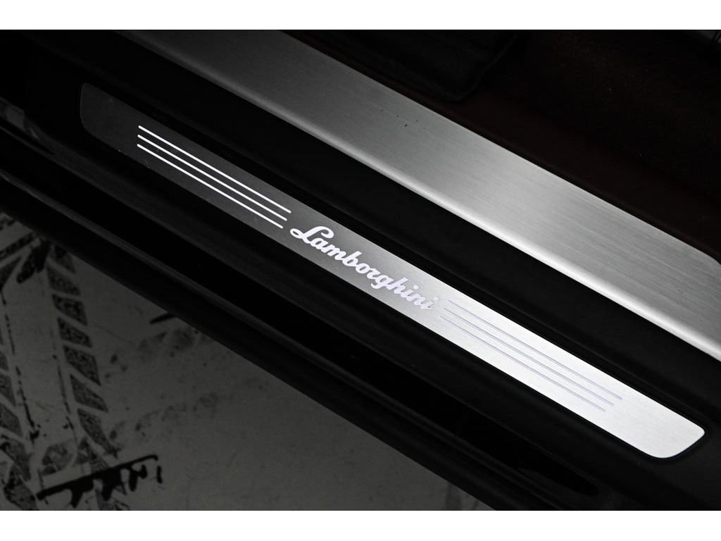 Used 2025 Lamborghini Urus SE image 55