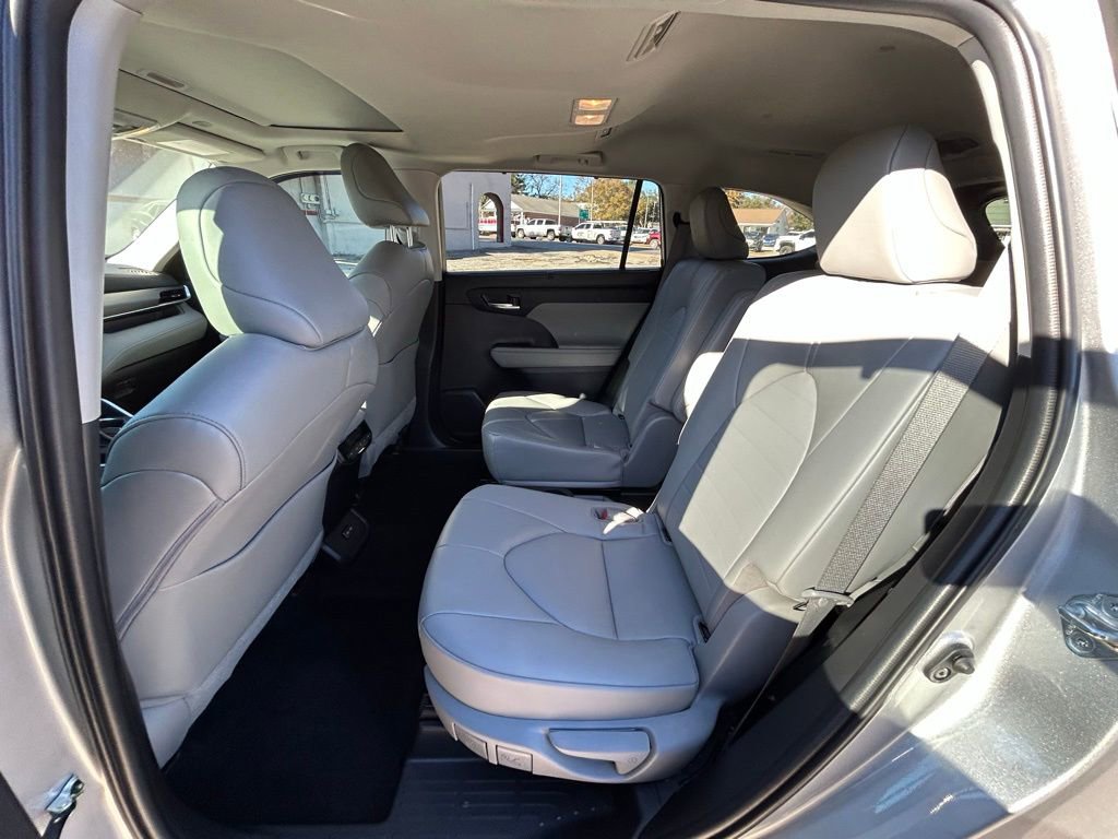 Used 2023 Toyota Highlander XLE image 16