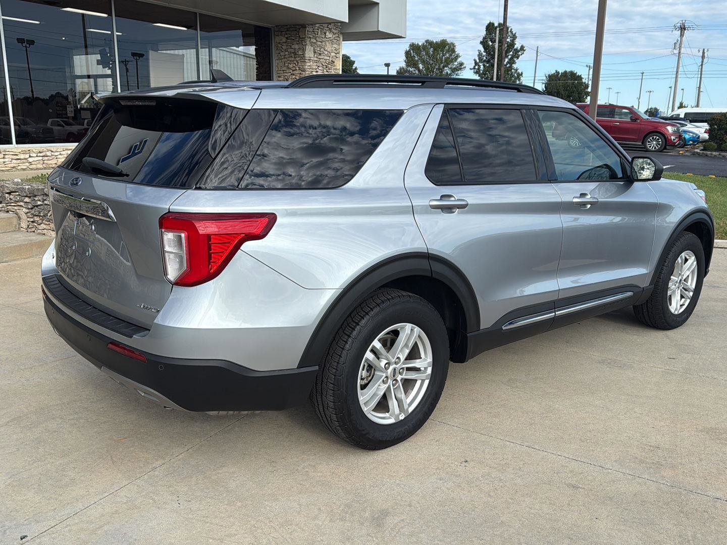 Used 2022 Ford Explorer XLT w/ Equipment Group 202A image 6