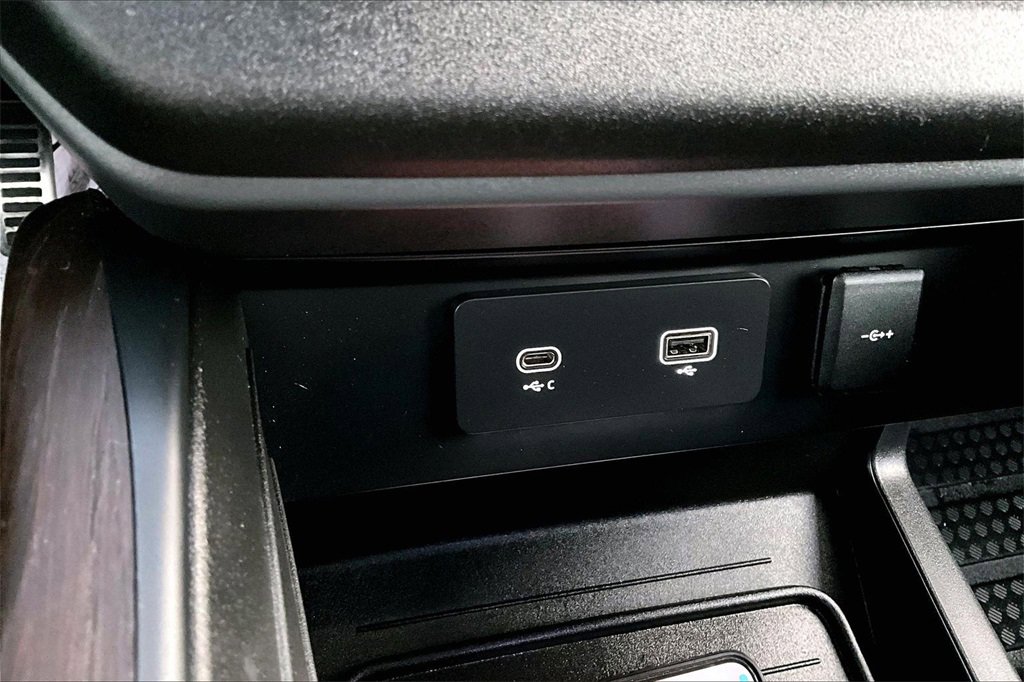 Used 2023 Land Rover Defender 110 X-Dynamic SE image 16